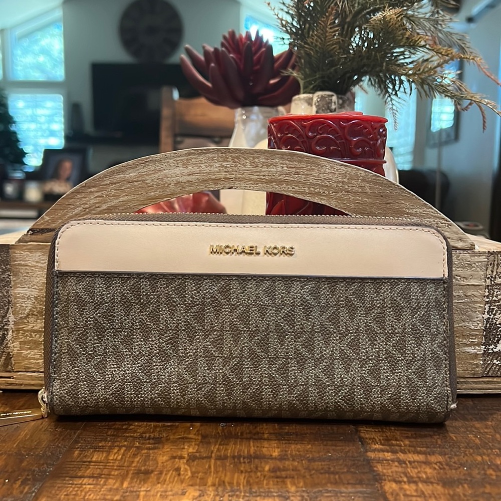 Michael Kors Zip Around Wallet